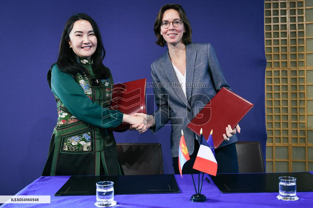 Return of prehistoric cultural property to the Mongolian authorities in Paris FA