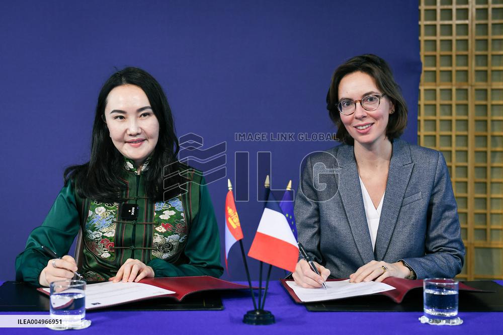 Return of prehistoric cultural property to the Mongolian authorities in Paris FA