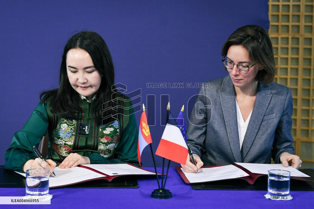 Return of prehistoric cultural property to the Mongolian authorities in Paris FA