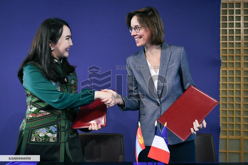 Return of prehistoric cultural property to the Mongolian authorities in Paris FA