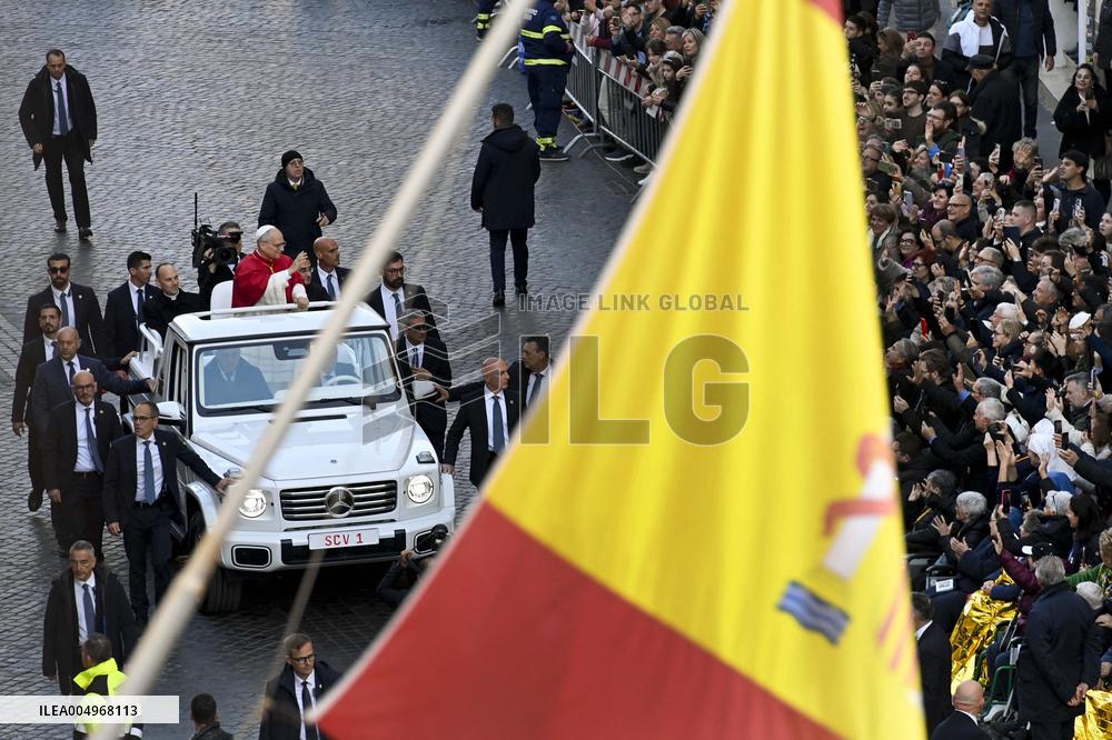 Pope Leo XIV's Traditional Homage To The Immaculate Conception - Rome