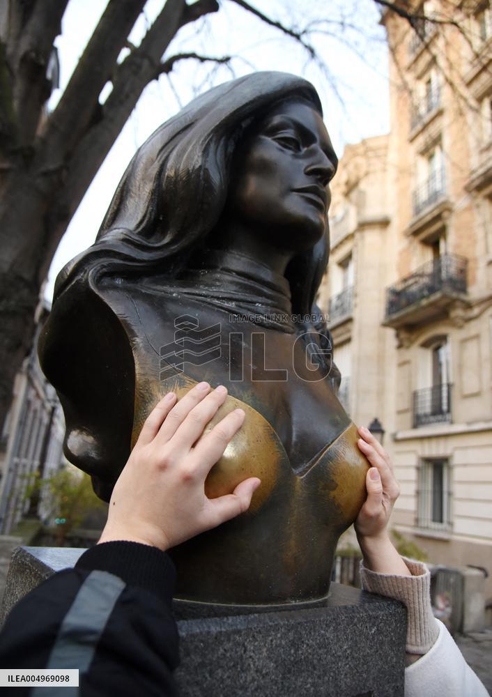 Dalida Statue in Montmartre - Paris