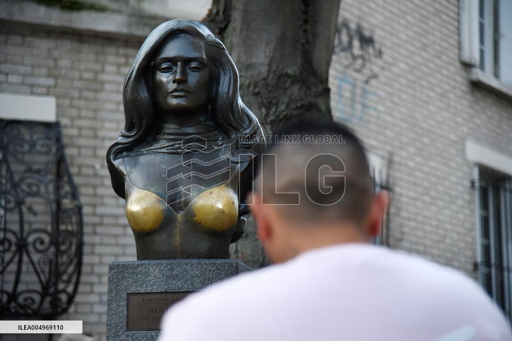 Dalida Statue in Montmartre - Paris