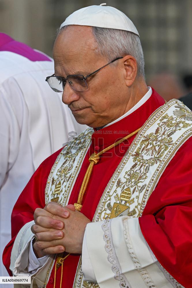 Pope Leo XIV's Traditional Homage To The Immaculate Conception - Rome