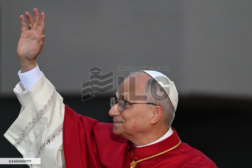 Pope Leo XIV's Traditional Homage To The Immaculate Conception - Rome
