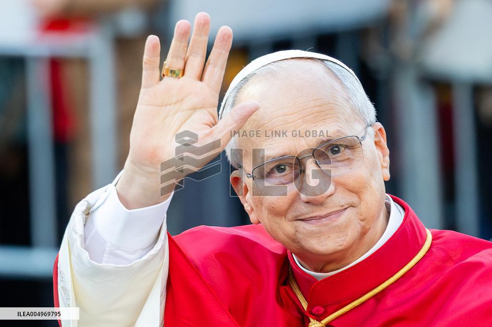 Pope Leo XIV's Traditional Homage To The Immaculate Conception - Rome