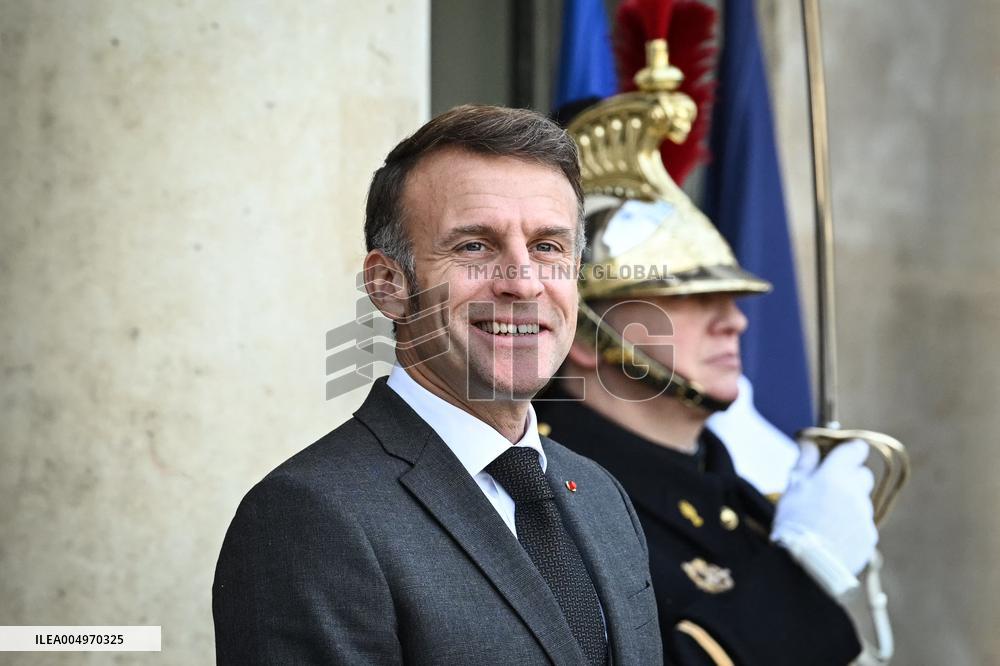 Emmanuel Macron welcomes Romania Nicusor at the Elysee FA