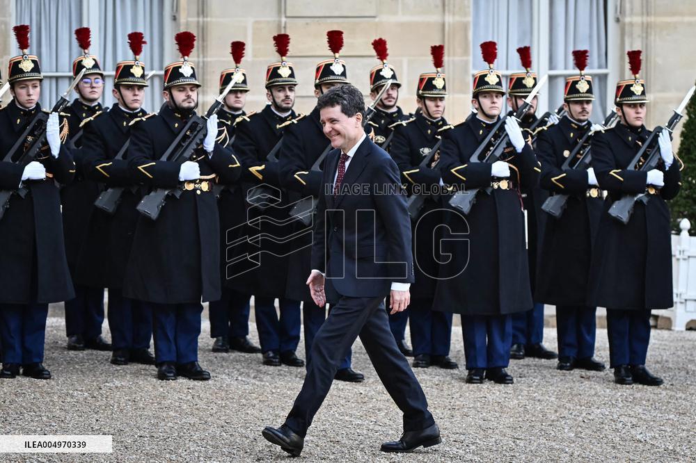 Emmanuel Macron welcomes Romania Nicusor at the Elysee FA