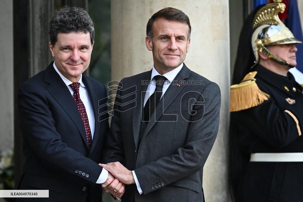 Emmanuel Macron welcomes Romania Nicusor at the Elysee FA