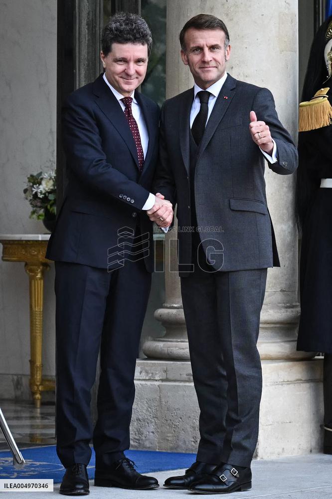 Emmanuel Macron welcomes Romania Nicusor at the Elysee FA
