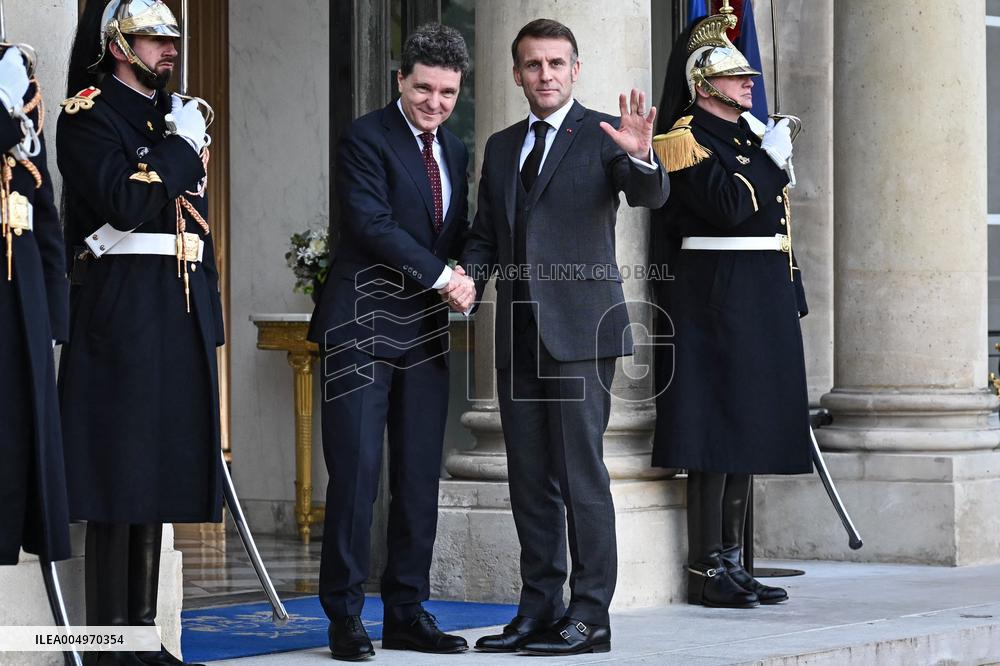 Emmanuel Macron welcomes Romania Nicusor at the Elysee FA
