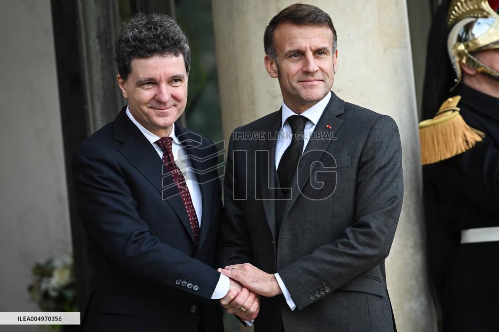 Emmanuel Macron welcomes Romania Nicusor at the Elysee FA