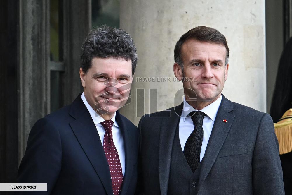 Emmanuel Macron welcomes Romania Nicusor at the Elysee FA