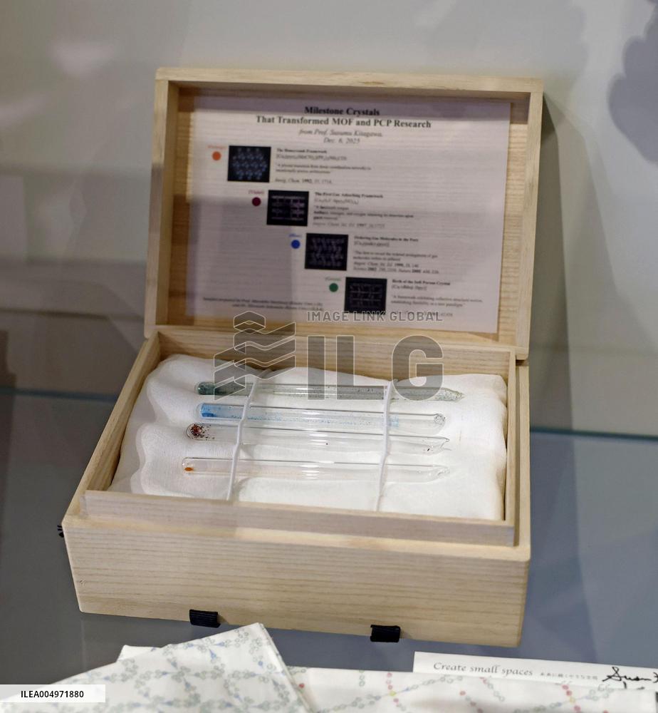 Nobel laureate Kitagawa donates MOF to museum