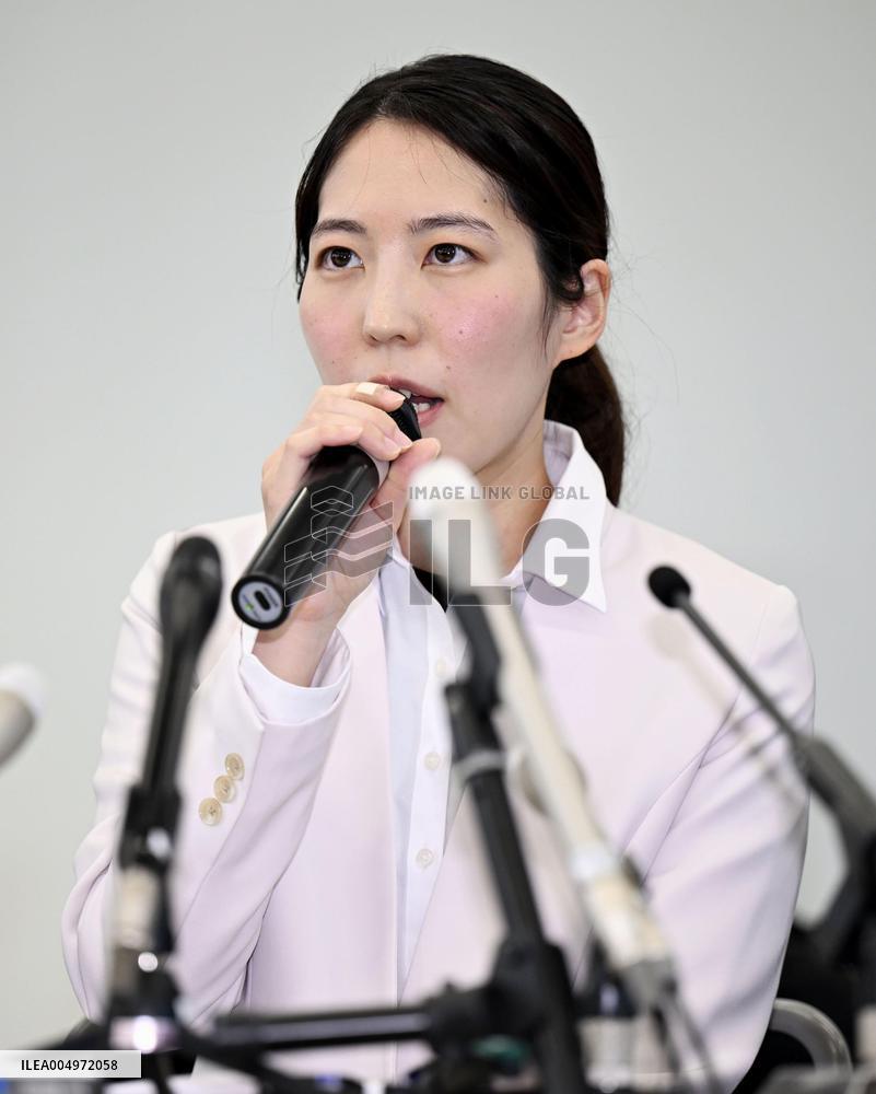 Female shogi player asks association to review pregnancy rules