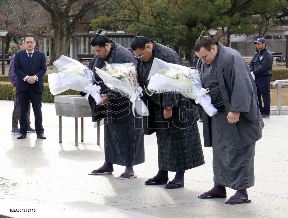 Sumo wrestlers visit Hiroshima peace park