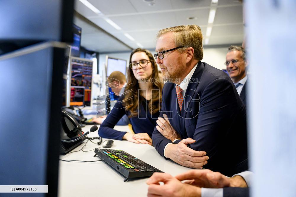 King Willem-Alexander Visits General Treasury Agency - The Hague