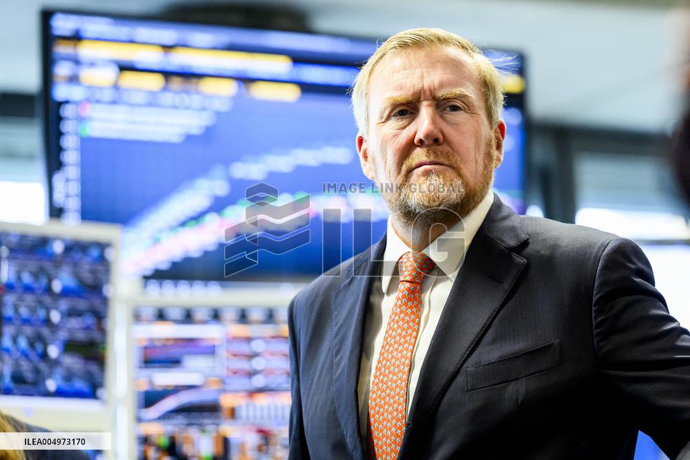 King Willem-Alexander Visits General Treasury Agency - The Hague