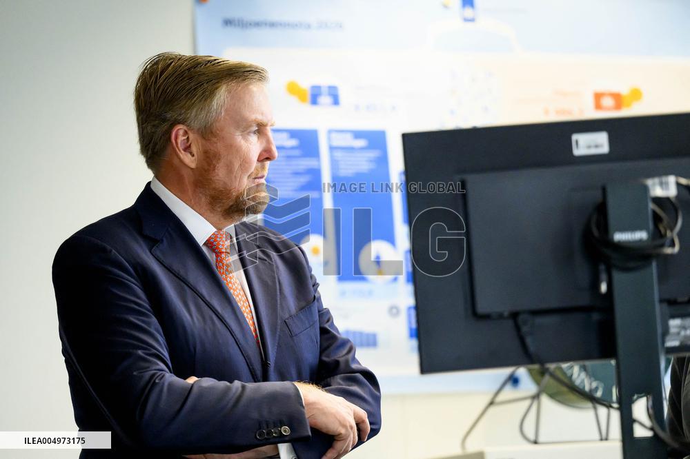 King Willem-Alexander Visits General Treasury Agency - The Hague