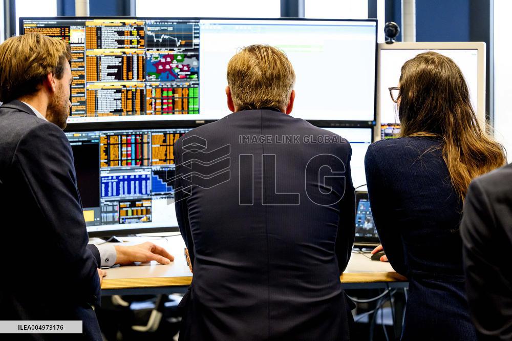 King Willem-Alexander Visits General Treasury Agency - The Hague