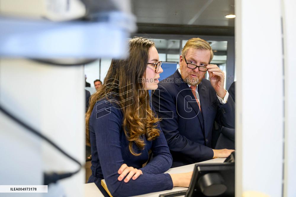 King Willem-Alexander Visits General Treasury Agency - The Hague