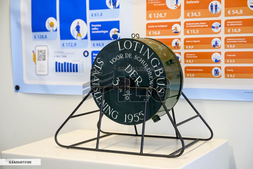 King Willem-Alexander Visits General Treasury Agency - The Hague