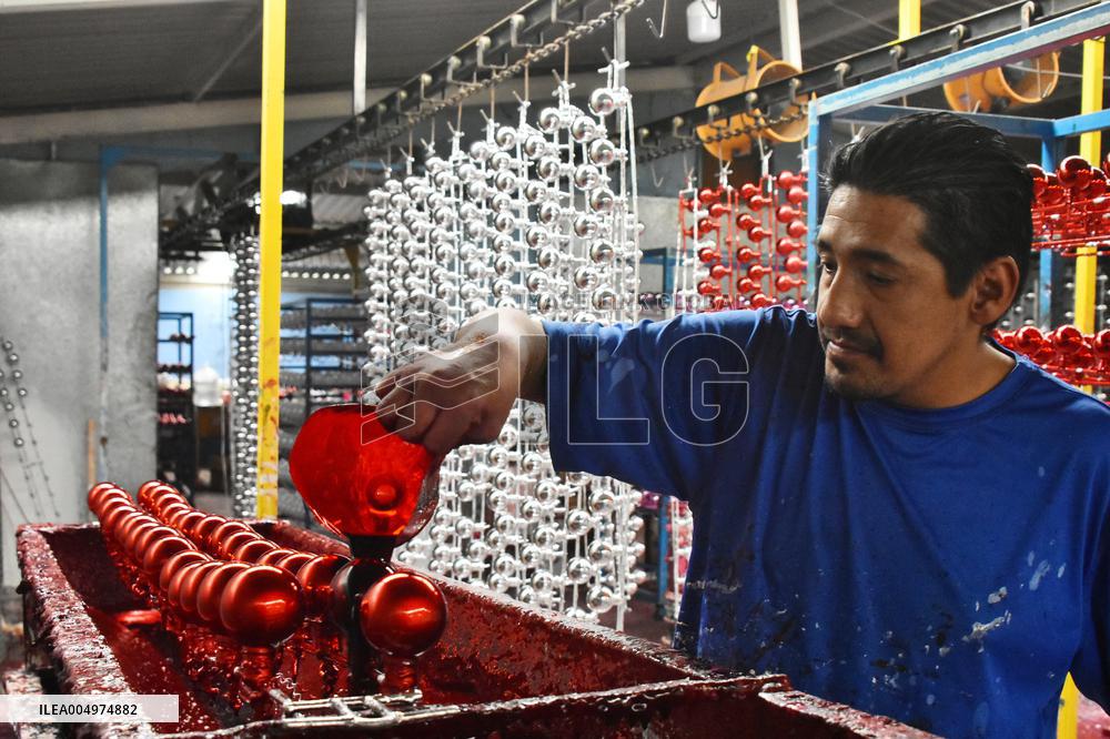 Production of Christmas Glass Spheres - Mexico