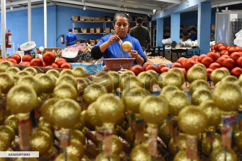 Production of Christmas Glass Spheres - Mexico