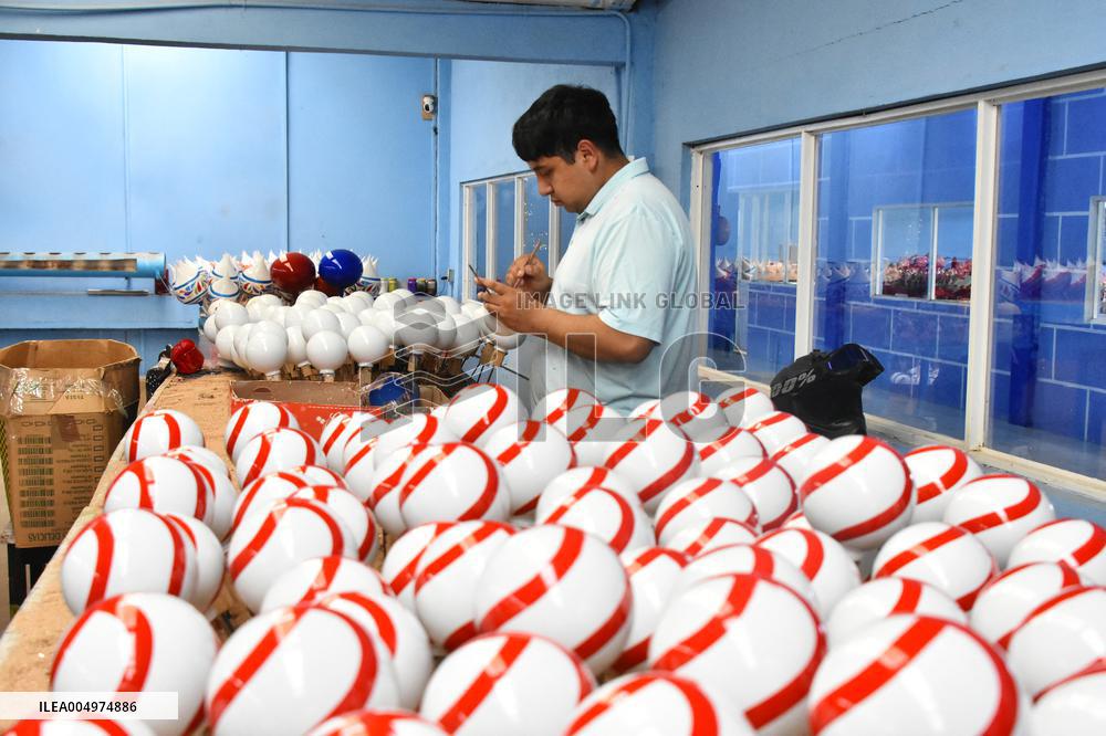 Production of Christmas Glass Spheres - Mexico