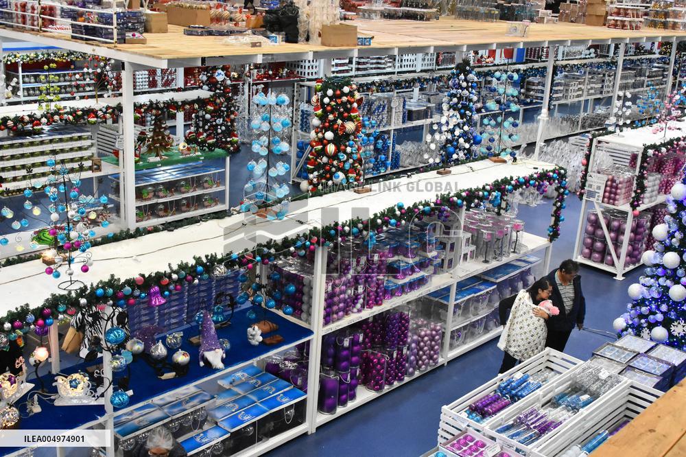 Production of Christmas Glass Spheres - Mexico