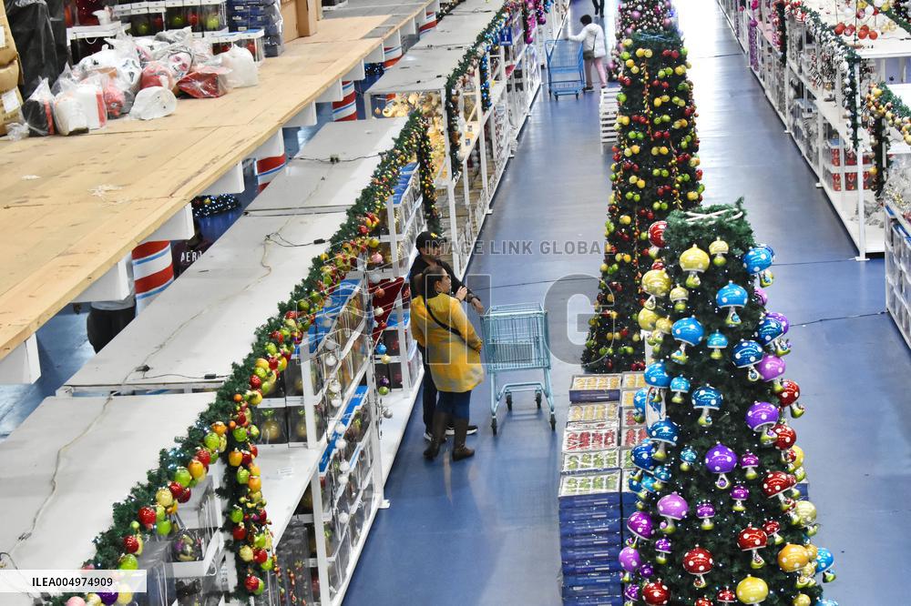 Production of Christmas Glass Spheres - Mexico