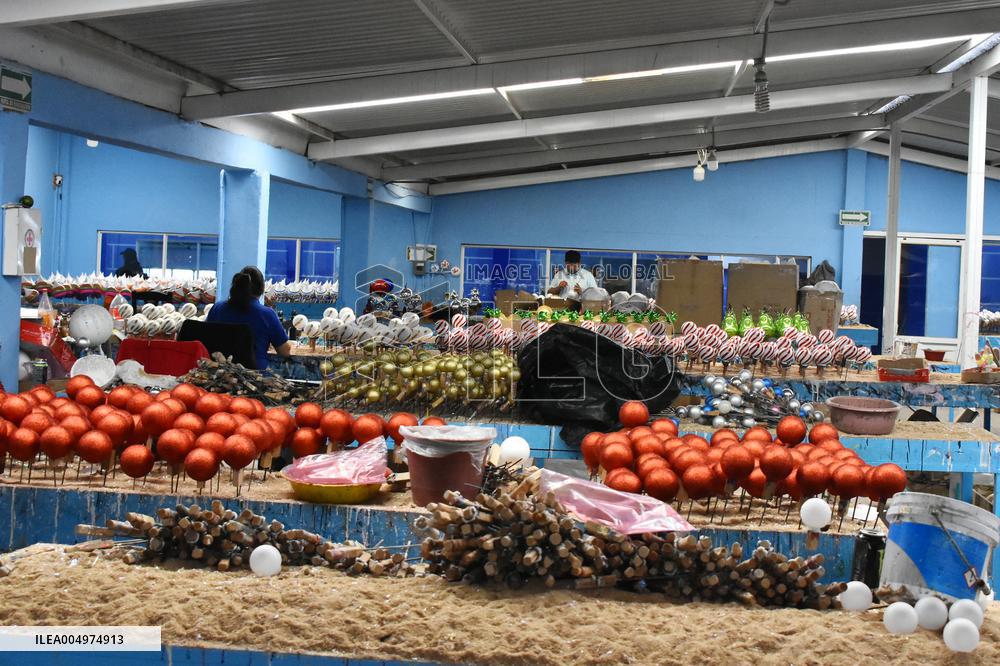 Production of Christmas Glass Spheres - Mexico