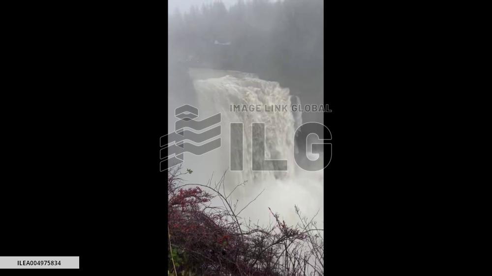US: Snoqualmie Falls in Washington Overflows After Heavy Rain 2