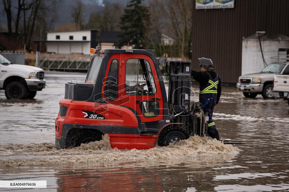Canada Suffers Severe Flooding and Thousands Evacuated