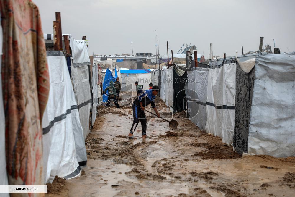 A Winter Storm Chills Gaza and Floods Tent Camps - Palestine
