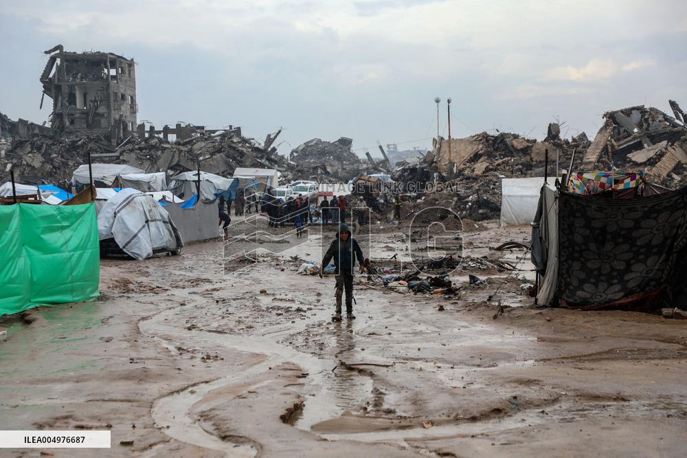 A Winter Storm Chills Gaza and Floods Tent Camps - Palestine