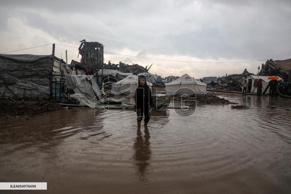 A Winter Storm Chills Gaza and Floods Tent Camps - Palestine