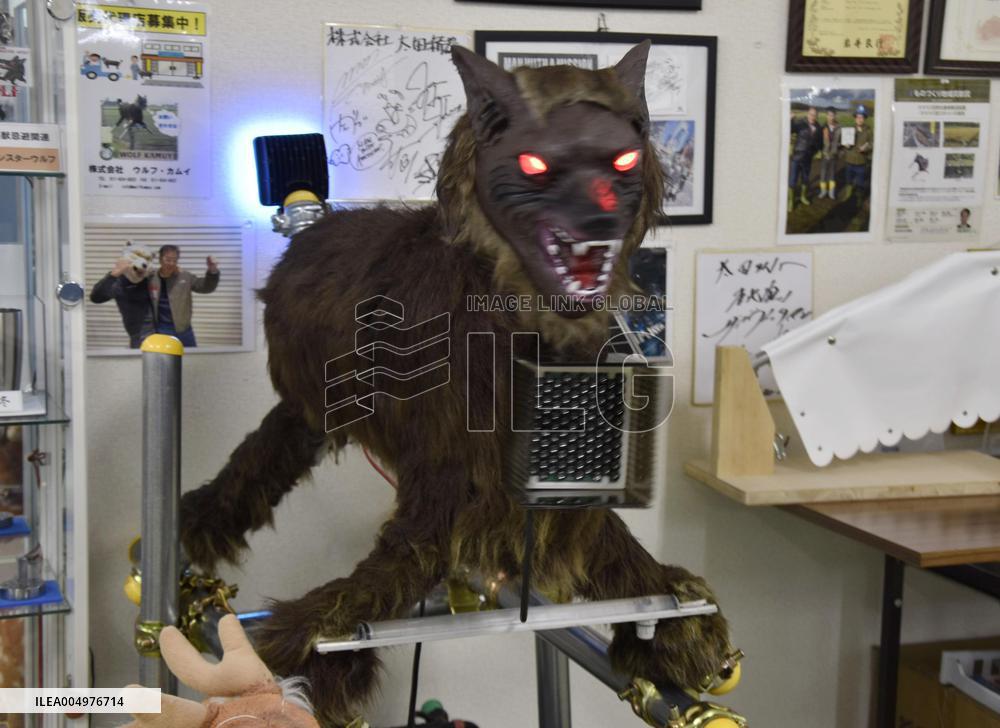 Robot wolf to scare away bears