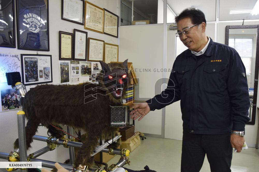 Robot wolf to scare away bears