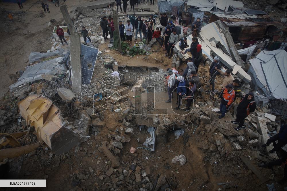 Search and Rescue Efforts Continue After Building Collapse - Gaza
