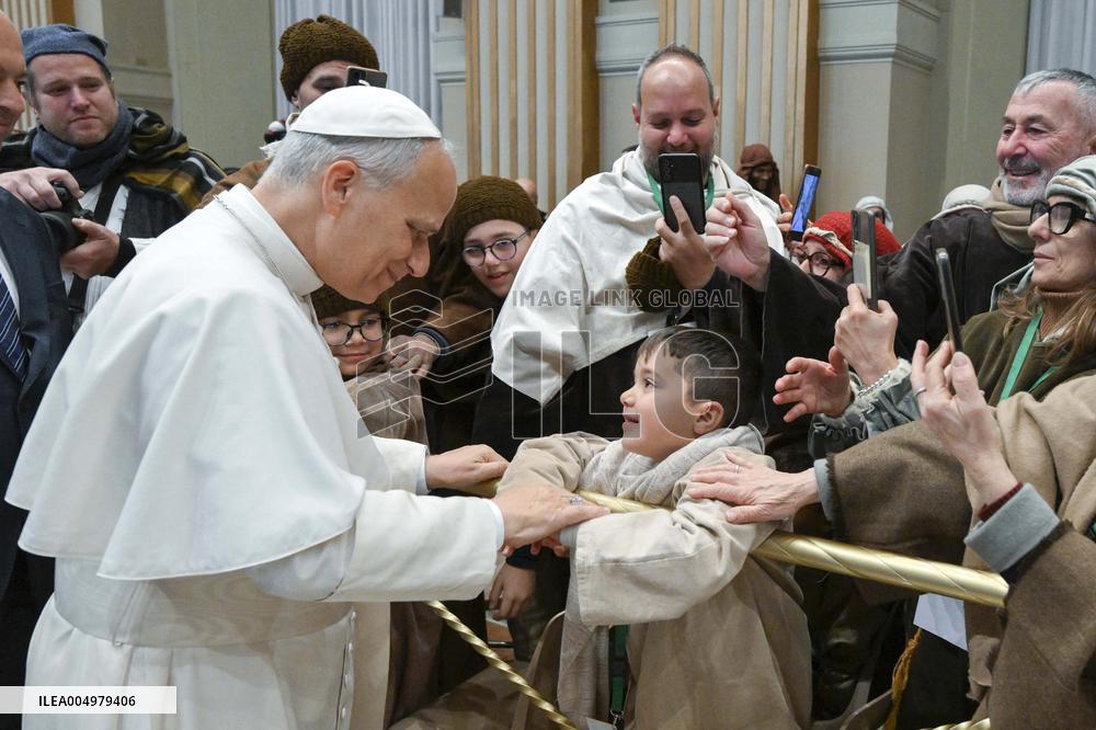 Pope Leo XIV Meets Participants in the ‘Living Nativity’ - Vatican