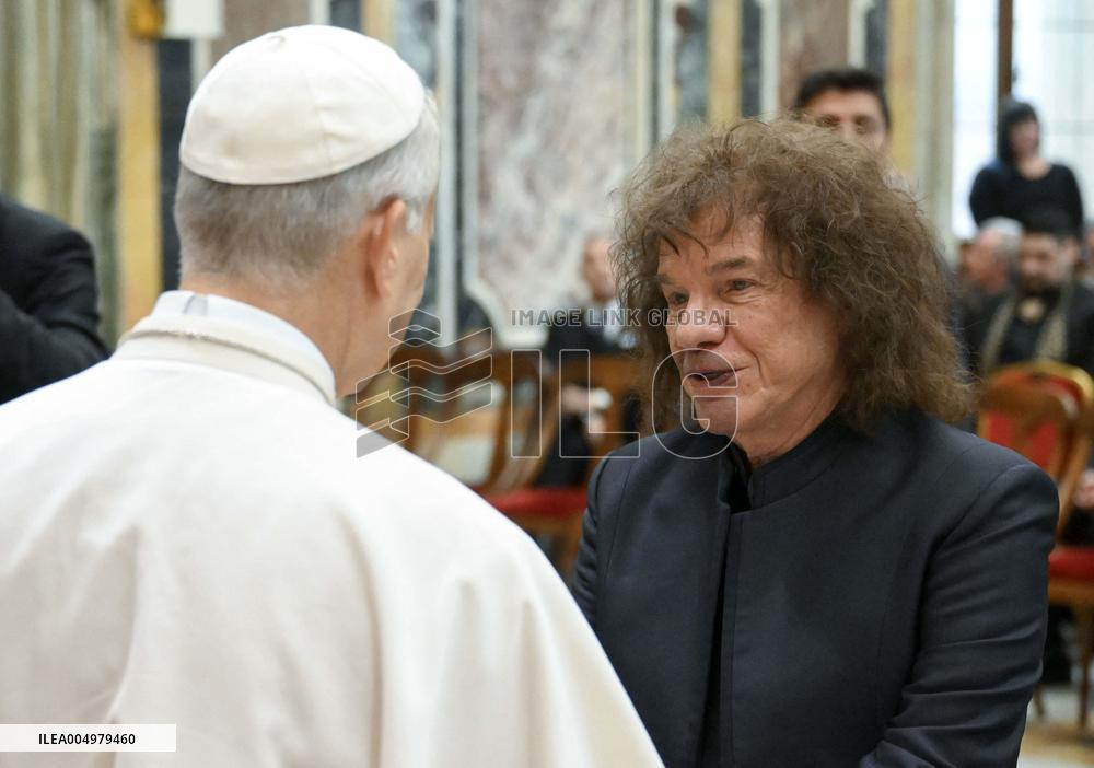 Pope Leo XIV Meets Singers of the Vatican's Christmas Concert