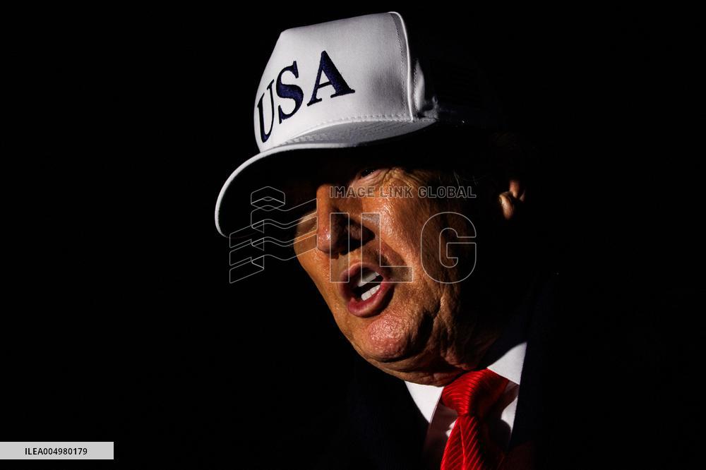 DC: President Trump Returns to White House after Army-Navy Football Game