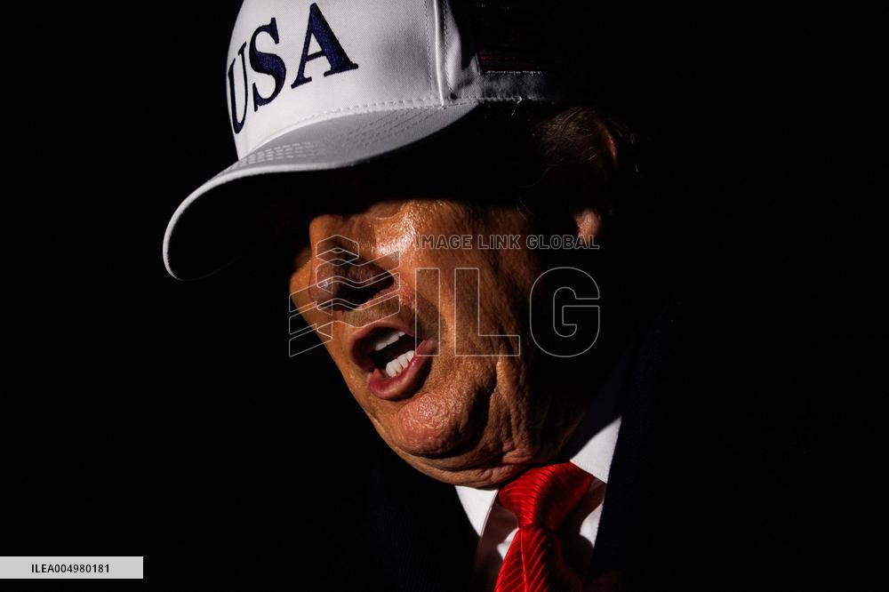 DC: President Trump Returns to White House after Army-Navy Football Game