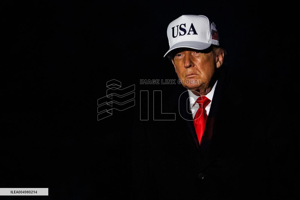 DC: President Trump Returns to White House after Army-Navy Football Game