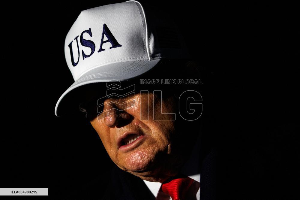 DC: President Trump Returns to White House after Army-Navy Football Game