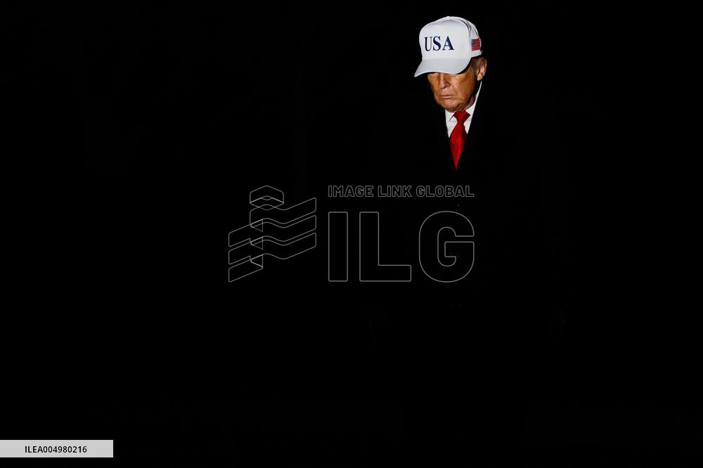 DC: President Trump Returns to White House after Army-Navy Football Game