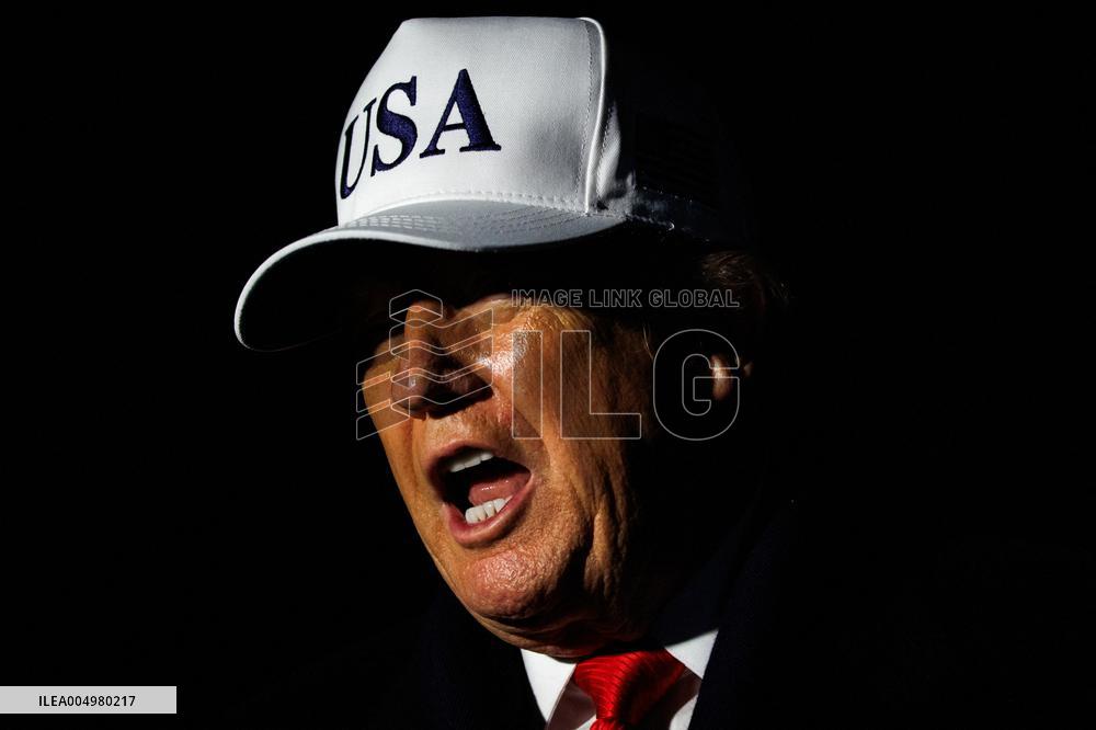 DC: President Trump Returns to White House after Army-Navy Football Game