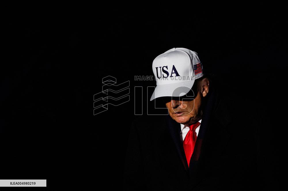 DC: President Trump Returns to White House after Army-Navy Football Game