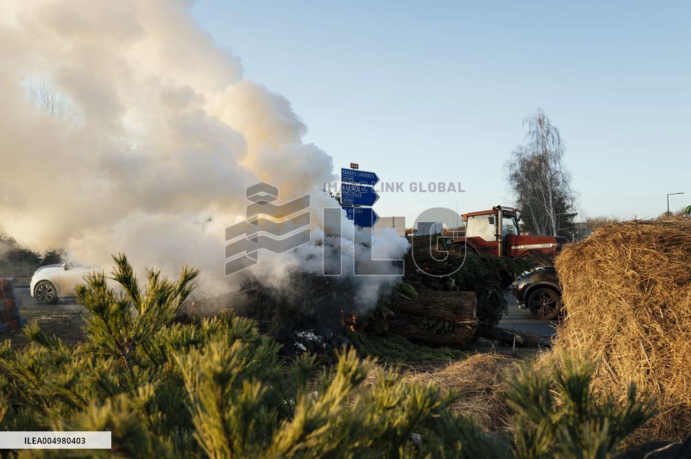Farmers Protest Against Government's Health Policy on CND - France